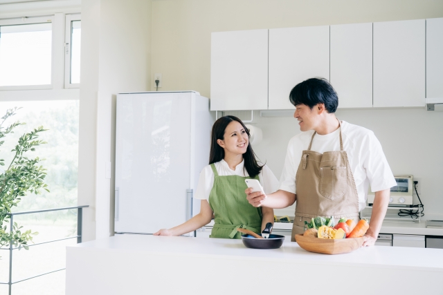 料理する男女