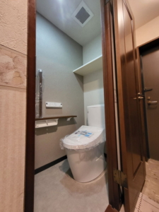 手すり付きトイレリフォーム　福岡市早良区　アメージュ便器