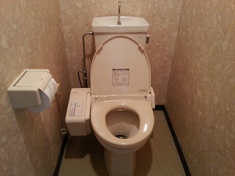 壁排水トイレをTOTO GGシリーズに交換！床材も一新して快適空間のビフォー画像