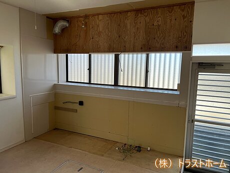 ホワイトにまとめた明るいキッチンリフォームのビフォー画像