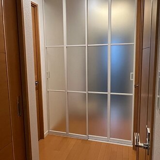玄関からリビングが丸見え問題を解決！間仕切りドアで空間にメリハリをのイメージ