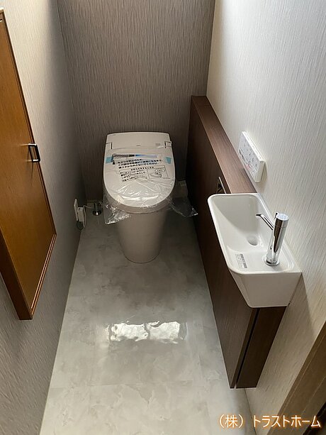 トイレを快適に！サティスSと手洗い器で清潔感アップのアフター画像