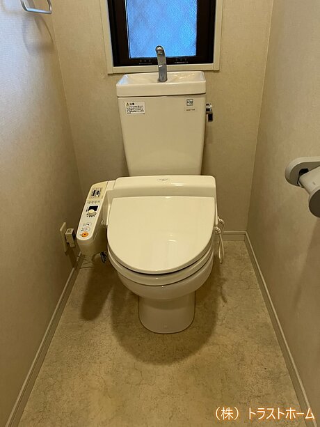 壁紙と床材も一新！快適空間に生まれ変わったトイレリフォームのビフォー画像