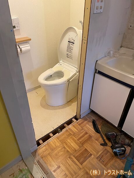 便器はそのまま！トイレ内装リフォームのビフォー画像