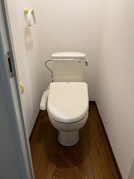 リクシル〈アメージュ便器〉にトイレリフォームのビフォー画像