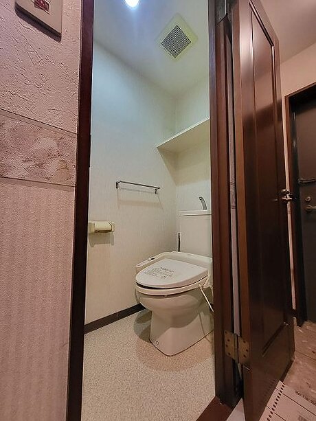 【福岡市早良区】サンゲツのアクセントクロスでオシャレなトイレ内装リフォームのビフォー画像
