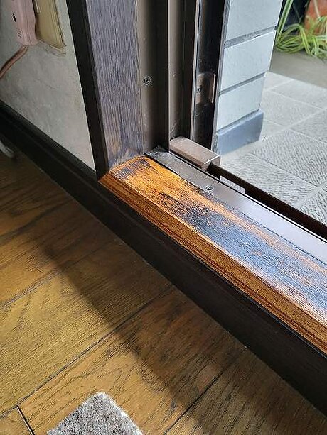 【福岡市東区】サンゲツ〈TC-4313〉ウォルナットを使用し窓枠と巾木（はばき）のリフォームのビフォー画像