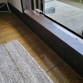 【福岡市東区】サンゲツ〈TC-4313〉ウォルナットを使用し窓枠と巾木（はばき）のリフォームのイメージ