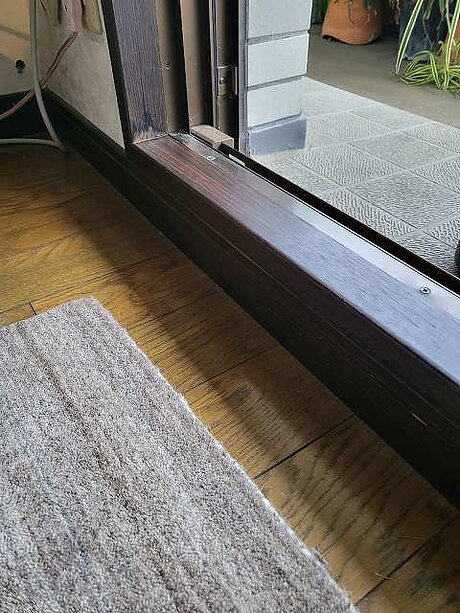 【福岡市東区】サンゲツ〈TC-4313〉ウォルナットを使用し窓枠と巾木（はばき）のリフォームのアフター画像