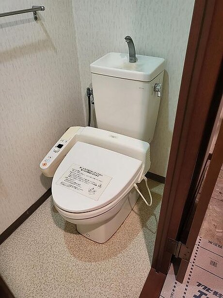 【福岡市早良区】棚と手すり付きの紙巻器で使い勝手抜群なトイレリフォームのビフォー画像