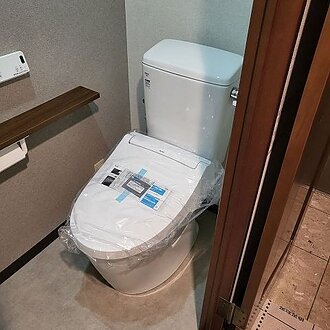 【福岡市早良区】棚と手すり付きの紙巻器で使い勝手抜群なトイレリフォームのイメージ