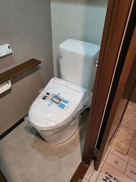 【福岡市早良区】棚と手すり付きの紙巻器で使い勝手抜群なトイレリフォームのアフター画像