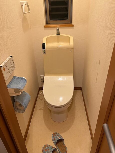 節水と洗浄機能に優れたタンクレストイレリフォームのビフォー画像