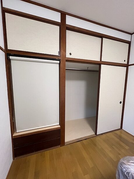 押入れ内部にエコカラットとハンガーパイプ取付のアフター画像