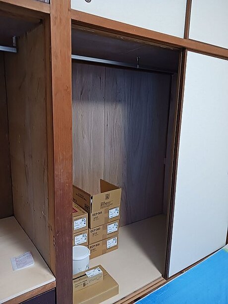 押入れ内部にエコカラットとハンガーパイプ取付のビフォー画像