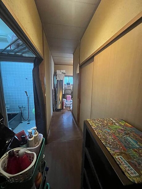 砂壁をサンゲツのクロスに張り替えリフォームのビフォー画像