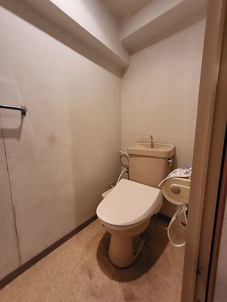 【福岡市東区】LIXIL〈アメージュ便器〉で爽やかなトイレ空間へリフォームのビフォー画像