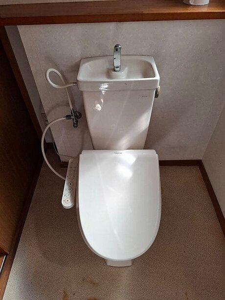 手洗いカウンター付きトイレリフォームのビフォー画像