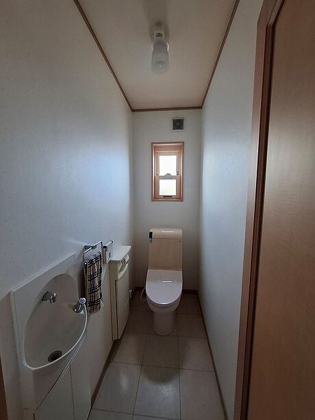 スリムなデザインでひろびろとしたトイレ空間のビフォー画像