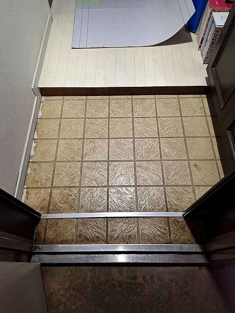【福岡市東区】サンゲツのクッションフロアを使用した玄関土間リフォームのビフォー画像