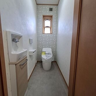 スリムなデザインでひろびろとしたトイレ空間のイメージ