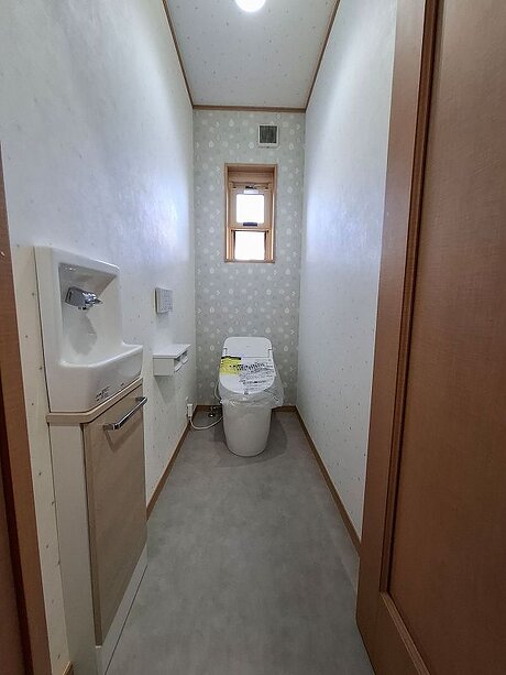 スリムなデザインでひろびろとしたトイレ空間のアフター画像