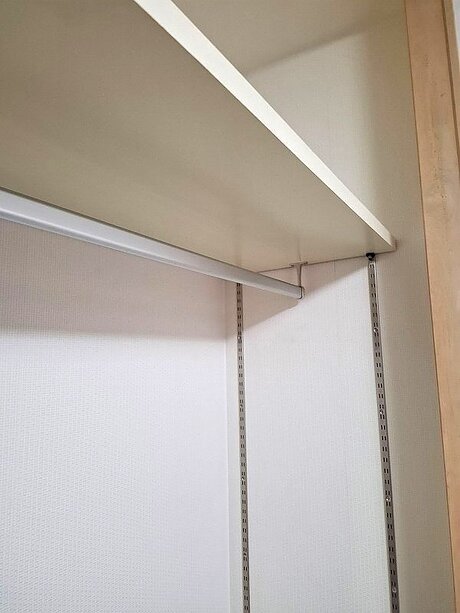 【福岡市東区】クローゼット内へ洋服パイプ取付リフォーム工事のアフター画像