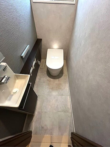 グレー系で統一した高級感漂うトイレリフォームのアフター画像