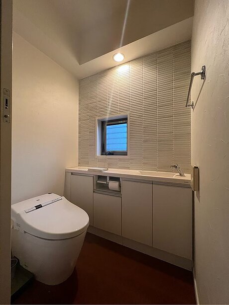 シックな雰囲気のトイレ空間へリフォームのビフォー画像