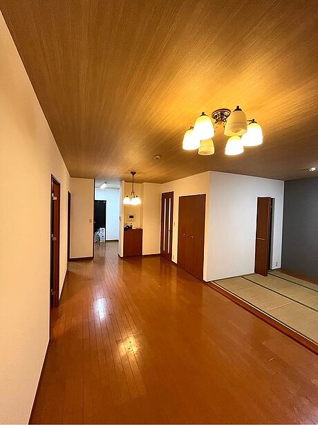 【糟屋郡志免町】リビング天井を木目調へリフォームのアフター画像