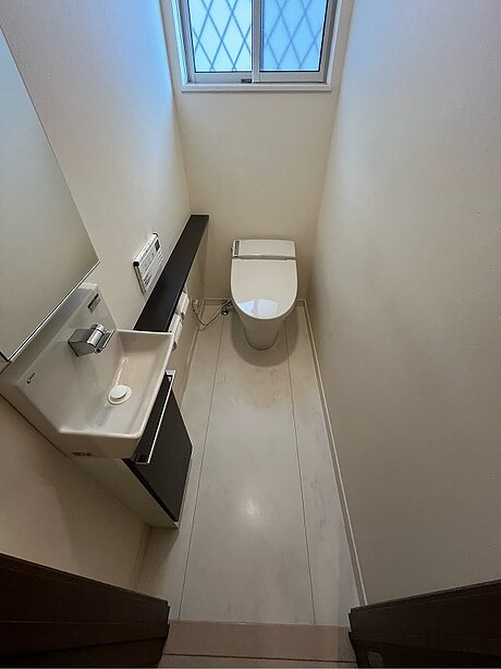 グレー系で統一した高級感漂うトイレリフォームのビフォー画像