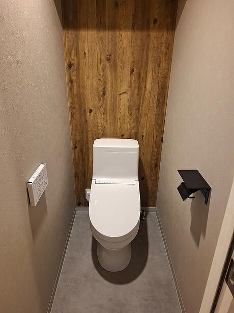 木目調のクロスがアクセントに！洗練されたトイレリフォームのアフター画像