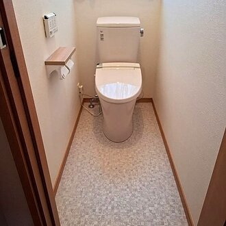 モザイクタイル柄のCFを使用したトイレ内装リフォームのイメージ