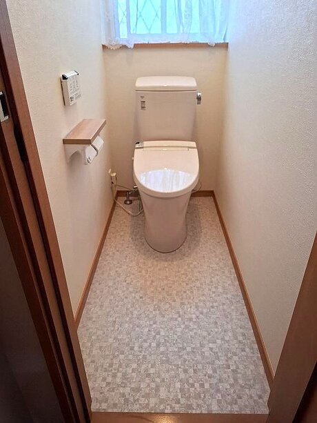 モザイクタイル柄のCFを使用したトイレ内装リフォームのアフター画像