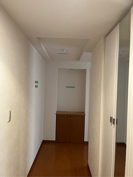 【糟屋郡志免町】廊下のニッチにアクセントクロスのビフォー画像