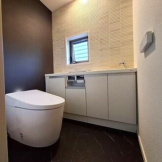 シックな雰囲気のトイレ空間へリフォームのイメージ