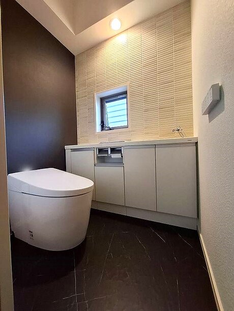 シックな雰囲気のトイレ空間へリフォームのアフター画像
