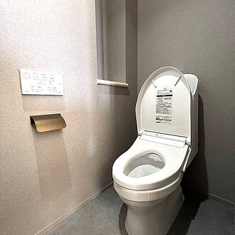 グレー系のシックな雰囲気のトイレ空間のイメージ
