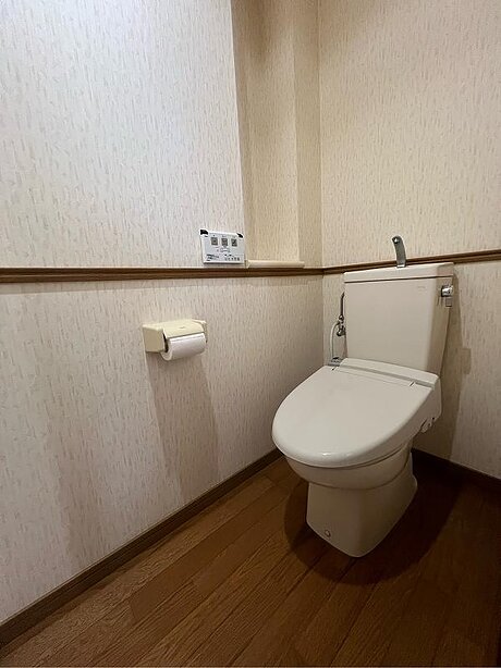 グレー系のシックな雰囲気のトイレ空間のビフォー画像