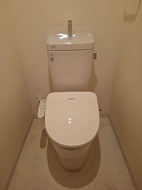 アメージュ便器と好みのシャワートイレを組み合わせた快適なトイレのビフォー画像