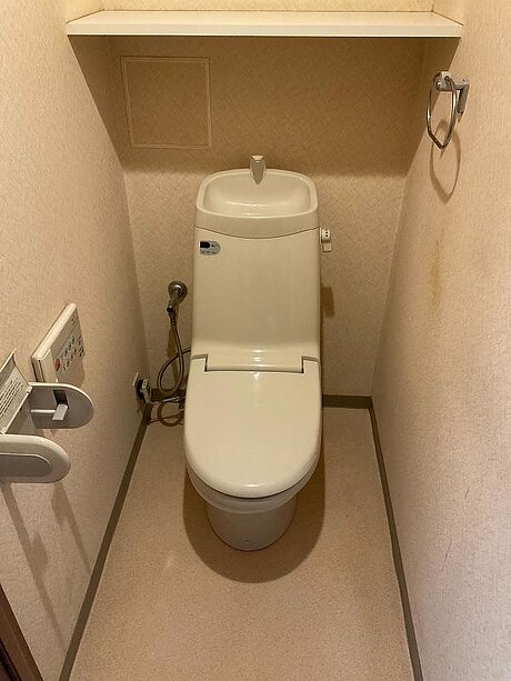 洗練されたデザインと先進的な技術を兼ね備えたトイレのビフォー画像