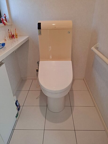 スタイリッシュなデザインと嬉しい機能満載のトイレのビフォー画像