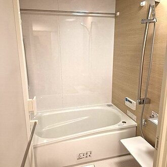 上品なデザインと高い機能性を備えた浴室のイメージ