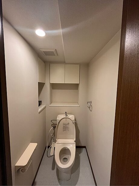 華やかなブルークロスが素敵なトイレのビフォー画像