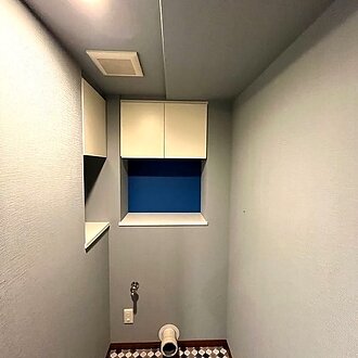 華やかなブルークロスが素敵なトイレのイメージ