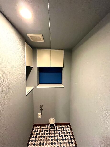 華やかなブルークロスが素敵なトイレのアフター画像