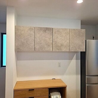 上質なグレートーンで魅せる収納充実のキッチンのイメージ