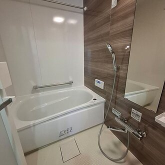 温かみのある上質な浴室空間のイメージ