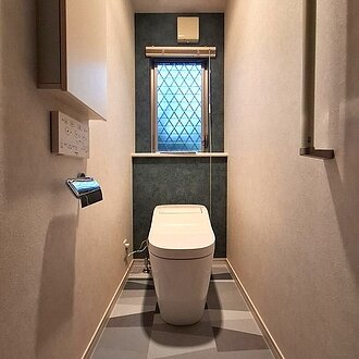 質感豊かなクロスとフロアタイルで仕上げたトイレのイメージ