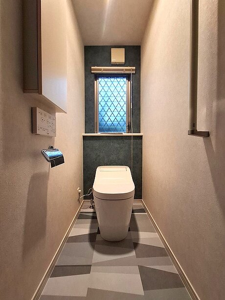 質感豊かなクロスとフロアタイルで仕上げたトイレのアフター画像